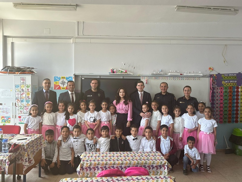 Kaymakamımız Mikail Ersöz, kurum amirlerimiz ile birlikte Büyükşahinbey İlkokulu'nu ziyaret etti.
