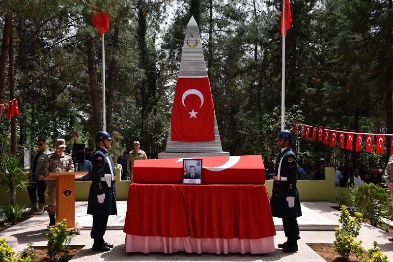 Kahraman Şehidimiz J.İs.Asb.II.Kad.Kd.Bçvş. Hüseyin Uzun’u dualarla ebediyete uğurladık.
